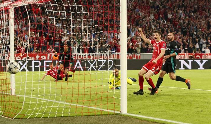 Joshua Kimmich Goal Goal Goal to 0 0 Raphael Varane Goalkeeper Keylor Navas Robert Lewandowski Cheering Sport Soccer Soccer UEFA CL Championsleague Mens Semifinal Season 2017 2018 25 04 2018 Bayern Munich FCB Real Madrid