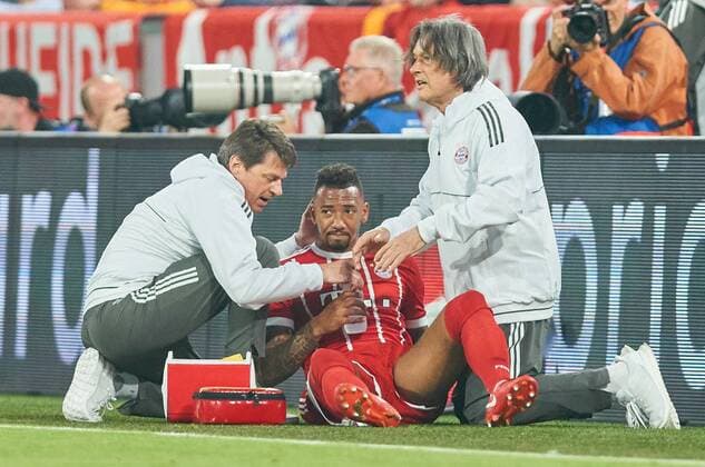 Jerome BOATENG FCB 17 Injury Sprain Strain Tape Bandage Bandage Wound Injury Ice Compression Compression Compression Association FC BAVARIA MUENCHEN REAL MADRID Semifinals First leg Football UEFA Champions League Munich Germany 25 04 2018 CL Season 2017 2018 FCB