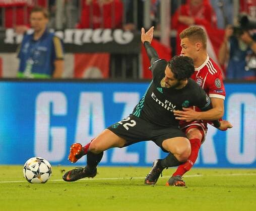 SOCCER - UEFA CL, Bayern vs Madrid MUNICH,GERMANY,25.APR.18 - SOCCER - UEFA Champions League, semifinal, FC Bayern Muenchen vs Real Madrid CF. Image shows Isco (Madrid) and Joshua Kimmich (Bayern). GEPAxpictures xThomasxBachun