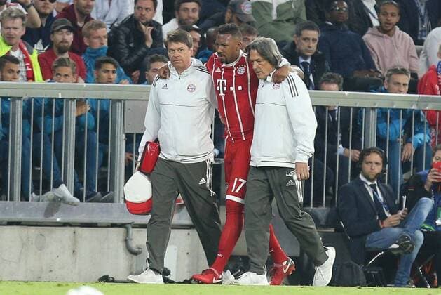 FC Bayern Muenchen is beaten by team doctor of FC Bayern Munich Dr Hans Wilhelm Mueller Wohlfahrt FC Bayern Munich vs Real Madrid Soccer Semi Finals Champions League 25 04 2018 Muenchen Bayern Germany Copyright: xkolbert-press ChristianxKolbertx