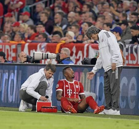 25 04 2018 Football UEFA Champions League 2017 2018 Semifinals First leg FC Bayern Munich Real Madrid in the Allianz Arena Munich Jerome Boateng FC Bayern Munich Injured team doctor Dr Hans Wilhelm Müller Wohlfahrt Bayern