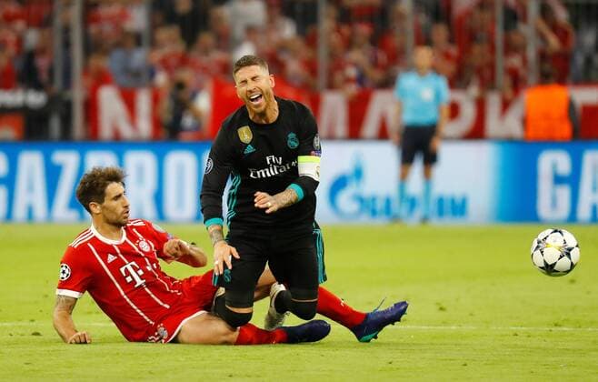 Soccer Football - Champions League Semi Final First Leg - Bayern Munich vs Real Madrid - Allianz Arena, Munich, Germany - April 25, 2018 Bayern Munich s Javi Martinez in action with Real Madrid s Sergio Ramos FOOTBALL : Bayern Munich vs Real Madrid - 1 2 Finale Aller - Ligue Des Champions - 25 04 2018 ActionImages Panoramic 