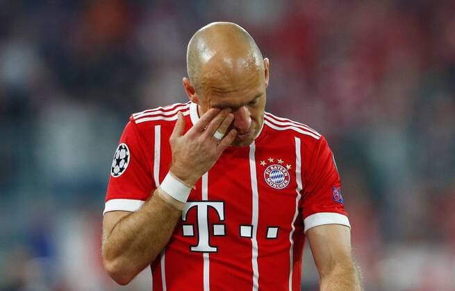 Soccer Football - Champions League Semi Final First Leg - Bayern Munich vs Real Madrid - Allianz Arena, Munich, Germany - April 25, 2018 Bayern Munich s Arjen Robben looks dejected as he leaves the pitch after sustaining an injury FOOTBALL : Bayern Munich vs Real Madrid - 1 2 Finale Aller - Ligue Des Champions - 25 04 2018 ActionImages Panoramic 