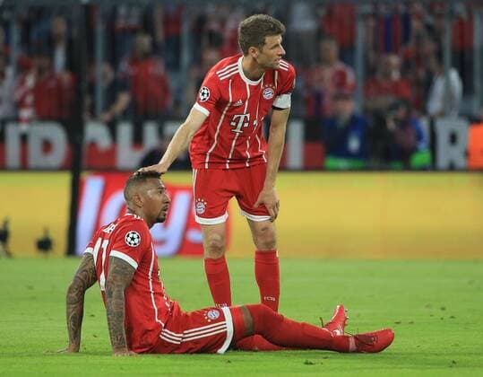 20180425 Champions League Bayern vs Real Madrid Allianz Arena Munich Football Sport im Bild Jerome Boateng FCB injured Thomas Mueller FCB is with him