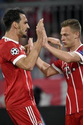 TOR to 1 0 by Joshua Kimmich FC Bayern Munich Torjubel with Mats Hummels FC Bayern Munich FC Bayern Munich FCB vs Real Madrid CF UEFA Champions League CL Semi Finals First Game Game 1 Season 2017 2018 Munich Allianz Arena 25 04 2018 FC Bayern Munich FCB vs Real Madrid CF