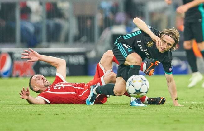 Franck RIBERY FCB 7 tackle action against the ball against Luka MODRIC Real Madrid 10 FC BAYERN MUENCHEN REAL MADRID semi-final first leg Football UEFA Champions League Munich Germany 25 04 2018 CL season 2017 2018 FCB