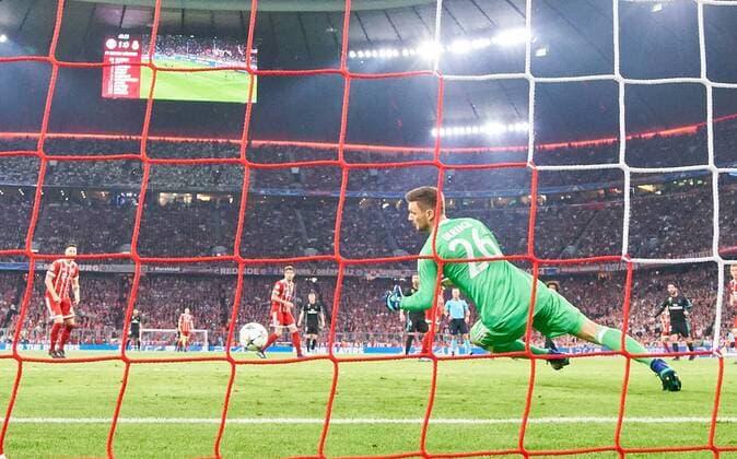 Sven ULREICH FCB 26 Goalkeeper gets 1 1 MARCELO Real Madrid 12 Goal Shoter scored the Goal to 1 1 FC BAYERN MUENCHEN REAL MADRID Semi Finals First leg Football UEFA Champions League Munich Germany 25 04 2018 CL Season 2017 2018 FCB