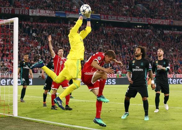 Goalkeeper Keylor Navas Thomas Müller Action Gameplay Tandem Sport Football Soccer UEFA CL Championsleague Semifinal Mens Season 2017 2018 25 04 2018 FC Bayern Munich FCB vs Real Madrid