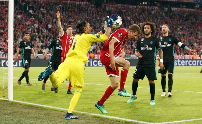 Goalkeeper Keylor Navas Thomas Müller Action Gameplay Tandem Sport Football Soccer UEFA CL Championsleague Semifinal Mens Season 2017 2018 25 04 2018 FC Bayern Munich FCB vs Real Madrid