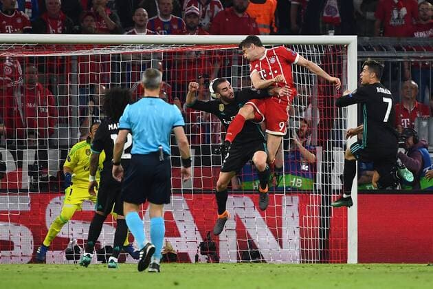 25 04 2018 xjhx Football Champions League Bayern Munich Real Madrid emporer Dani Carvajal Real Madrid Robert Lewandowski FC Bayern Munich Muenchen