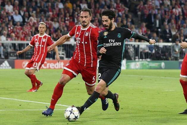 l r in duel action with Mats Hummels 5 Bayern Munich and Isco 22 Real Madrid Bayern Munich vs Real Madrid Football Semifinals Champions League 25 04 2018 Muenchen Bayern Germany Copyright: xkolbert-press ChristianxKolbertx
