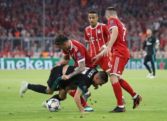 Bayern Munich Real Madrid Lucas Vazquez is being cornered by James Thiago and Ribery München Bayern Germany Allianz Arema