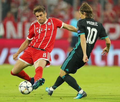 SOCCER - UEFA CL, Bayern vs Madrid MUNICH,GERMANY,25.APR.18 - SOCCER - UEFA Champions League, semifinal, FC Bayern Muenchen vs Real Madrid CF. Image shows Javi Martinez (Bayern) and Luka Modric (Madrid). GEPAxpictures xThomasxBachun