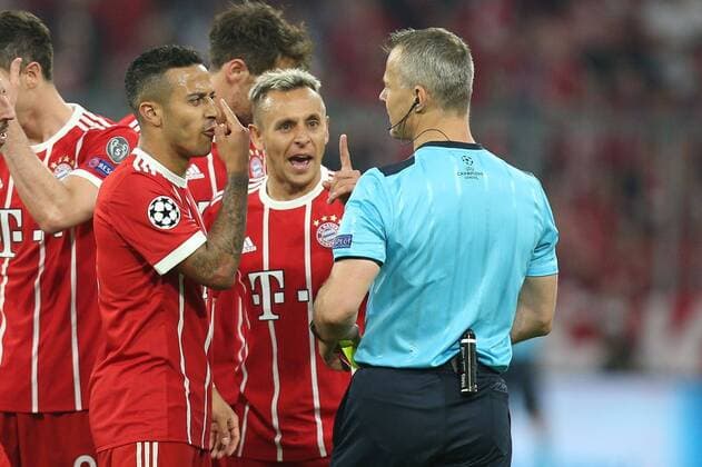 l Thiago Alcantara 6 Bayern Munich Muenchen Rafinha 13 FC Bayern Muenchen discuss with referee Referee Bjoern Kuipers Bayern Munich vs Real Madrid Soccer Semi Finals Champions League 25 04 2018 Muenchen Bayern Germany Copyright: xkolbert-press ChristianxKolbertx