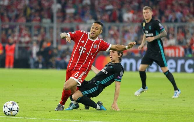 SOCCER - UEFA CL, Bayern vs Madrid MUNICH,GERMANY,25.APR.18 - SOCCER - UEFA Champions League, semifinal, FC Bayern Muenchen vs Real Madrid CF. Image shows Thiago (Bayern), Luka Modric and Toni Kroos (Madrid). GEPAxpictures xThomasxBachun