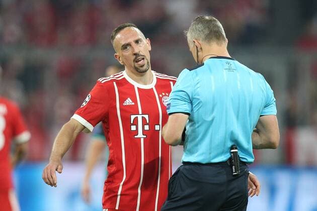 Franck Ribery 7 FC Bayern Muenchen discusses with referee Referee Bjoern Kuipers Bayern Munich vs Real Madrid Soccer Semi Finals Champions League 25 04 2018 Muenchen Bayern Germany Copyright: xkolbert-press ChristianxKolbertx