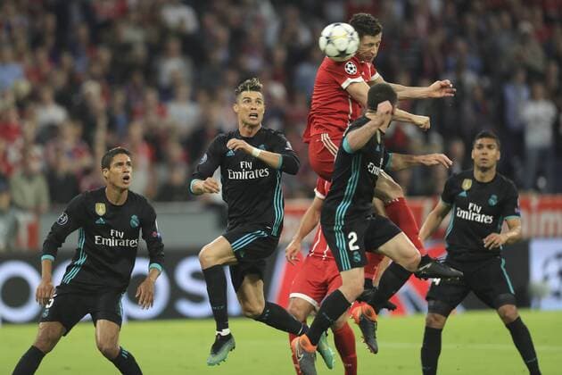 25 04 2018 Football UEFA Champions League 2017 2018 Semifinals First leg Bayern Munich Real Madrid in the Allianzarena Munich re Christiano Ronaldo Real Madrid against Robert Lewandowski Bayern Munich