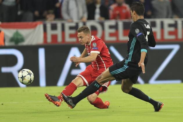 25 04 2018 Football UEFA Champions League 2017 2018 Semifinals First leg FC Bayern Munich Real Madrid in the Allianz Arena Munich li Joshua Kimmich FC Bayern Munich Shot on goal 1 0