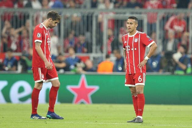 Disappointment at Javi Martinez 8 FC Bayern Muenchen Thiago Alcantara 6 FC Bayern Muenchen conceded FC Bayern Muenchen vs. Real Madrid Semifinals Champions League 25 04 2018 Muenchen Bayern Germany Copyright: xkolbert-press ChristianxKolbertx