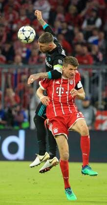 20180425 Champions League FC Bayern vs. Real Madrid Allianz Arena Munich Soccer Sport im Bild Sergio Ramos Real Madrid vs. Thomas Mueller FCB