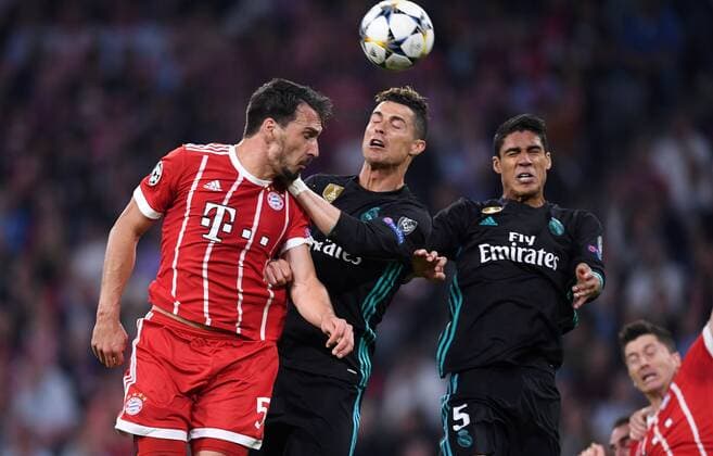 FOOTBALL CHAMPIONS LEAGUE SEASON 2017 2018 HALF FINAL AFFAIRS FC Bayern Muenchen Real Madrid 25 04 2018 Mats Hummels FC Bayern Muenchen against Cristiano Ronaldo Mitte and Raphael Varane re both Real Madrid Muenchen