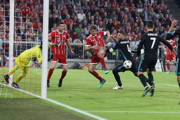 Real Madrid Robert Lewandowski 9 Bayern Munich Thomas Mueller 25 Bayern Munich Sergio Ramos 4 Real Madrid Cristiano Ronaldo 7 Real Madrid FC Bayern Munich vs. Real Madrid Soccer Semi Finals Champions League 25 04 2018 Muenchen Bayern Germany Copyright: xkolbert-press ChristianxKolbertx