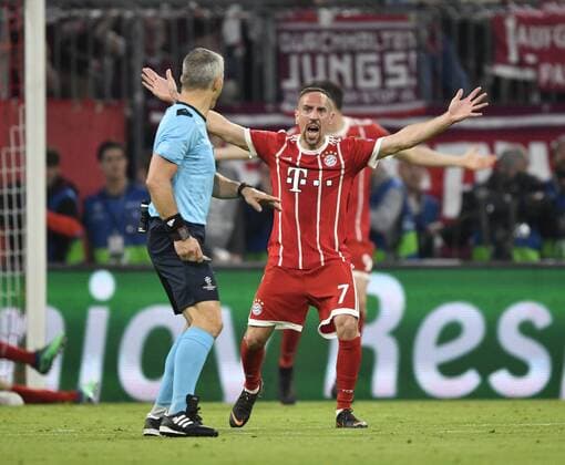 Referee Björn Kuipers NED Gesture Gestüt FC Bayern München vs. Real Madrid CF UEFA Champions League CL Semi Finals First Game Game 1 Season 2017 2018 München Allianz Arena 25 04 2018 FC Bayern München FCB vs. Real Madrid CF