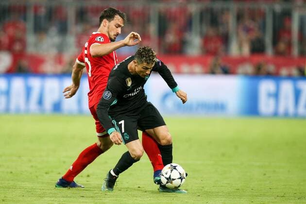 In action with Mats Hummels 5 FC Bayern Muenchen and Cristiano Ronaldo 7 Real Madrid FC Bayern Munich vs. Real Madrid Soccer Semi Finals Champions League 25 04 2018 Muenchen Bayern Germany Copyright: xkolbert-press ChristianxKolbertx