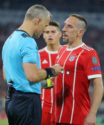 SOCCER - UEFA CL, Bayern vs Madrid MUNICH,GERMANY,25.APR.18 - SOCCER - UEFA Champions League, semifinal, FC Bayern Muenchen vs Real Madrid CF. Image shows referee Bjoern Kuipers (NED) and Franck Ribery (Bayern). GEPAxpictures xThomasxBachun