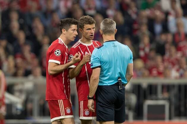 Munich Germany 25 04 2018 UEFA Champions League 2017 18 Season Semi Final Leg One Semifinals Bayern Munich Real Madrid Robert Lewandowski FCB and Thomas Mueller FC with referee Bjoern Kuipers DeFodi048