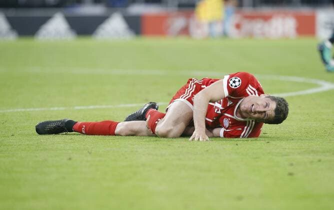 Robert Lewandowski Bayern on the ground FC Bayern Munich Real Madrid München GER 25 042018 Semifinals Soccer Champions League 2017 2018