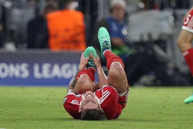 James Rodriguez 11 FC Bayern Muenchen hold their foot in pain Bayern Munich Muenchen vs Real Madrid Football Semifinals Champions League 25 04 2018 Muenchen Bayern Germany Copyright: xkolbert-press ChristianxKolbertx