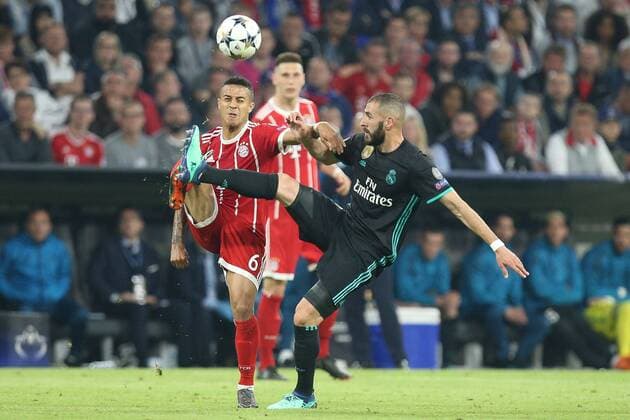 in action with Thiago Alcantara 6 FC Bayern Muenchen and Karim Benzema 9 Real Madrid Bayern Munich vs Real Madrid Soccer Semi Finals Champions League 25 04 2018 Muenchen Bayern Germany Copyright: xkolbert-press ChristianxKolbertx