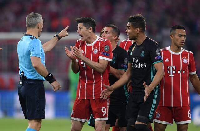 FOOTBALL CHAMPIONS LEAGUE SEASON 2017 2018 SEMI-FINANCIAL EXAMPLE FC Bayern Muenchen Real Madrid 25 04 2018 Robert Lewandowski re FC Bayern Muenchen complains to referee Bjoern Kuipers li Muenchen