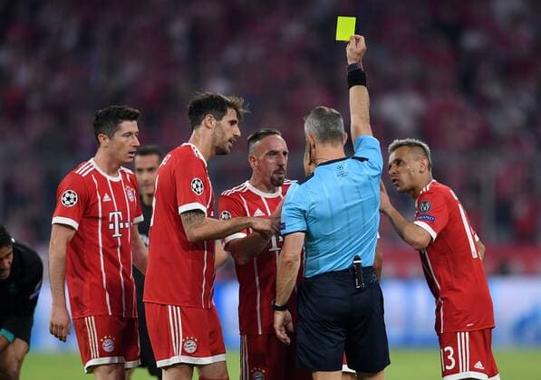 FOOTBALL CHAMPIONS LEAGUE SEASON 2017 2018 SEMINAL AFFAIRS FC Bayern Muenchen Real Madrid 25 04 2018 Robert Lewandowski Javi Martinez Franck Ribery and Rafinha v l all Bayern Munich complain to referee Bjoern Kuipers of the meanwhile Franck Ribery yellow card shows Muenchen