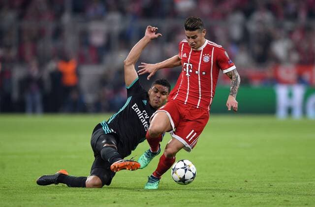FOOTBALL CHAMPIONS LEAGUE SEASON 2017 2018 SEMINAL AFFAIRS FC Bayern Muenchen Real Madrid 25 04 2018 Casemiro li Real Madrid vs. James Rodriguez re FC Bayern Muenchen Muenchen