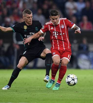 FOOTBALL CHAMPIONS LEAGUE SEASON 2017 2018 SEMINAL AFFAIRS FC Bayern Muenchen Real Madrid 25 04 2018 Toni Kroos against Real Madrid against James Rodriguez re FC Bayern Muenchen Muenchen
