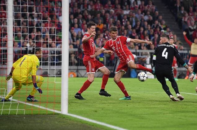 FOOTBALL CHAMPIONS LEAGUE SEASON 2017 2018 SEMI FINAL AFFAIRS FC Bayern Muenchen Real Madrid 25 04 2018 Robert Lewandowski and Thomas Mueller both FC Bayern Muenchen against goalkeeper Keylor Navas li and Sergio Ramos re both Real Madrid Muenchen