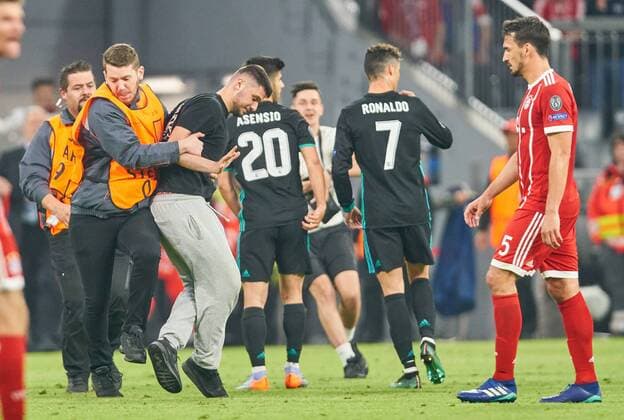 Streaker intercepted by security services Cristiano RONALDO Real Madrid 7 FC BAVARIA MUENCHEN REAL MADRID Semifinals First leg Football UEFA Champions League Munich Germany 25 04 2018 CL Season 2017 2018 FCB
