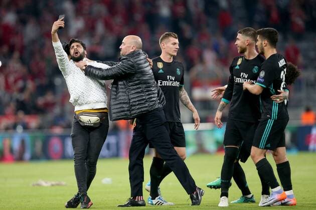 A runabout is stopped when attempting a Selfis Bayern Munich vs Real Madrid CF Champions League semi-final Football 25 04 2018 Bayern Munich vs Real Madrid CF Champions League semi-final Football 25 04 2018 Muenchen Copyright: xLanger Eibner-Pressefotox EP_HLR
