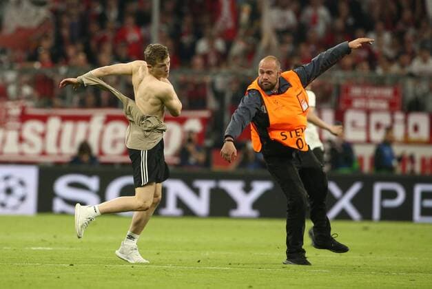 Streaker after the game on the pitch Folder Sport Soccer Football UEFA CL Championsleague Semifinal Mens Season 2017 2018 25 04 2018 FC Bayern Munich FCB vs Real Madrid