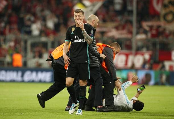 Streaker after game on the pitch Folder Toni Kroos Sport Football Football UEFA CL Championsleague Semifinal Mens Season 2017 2018 25 04 2018 FC Bayern Munich FCB vs Real Madrid
