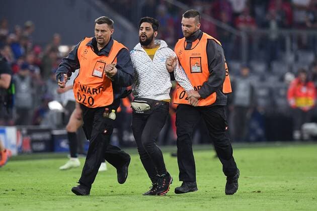 Football Champions League semi-finals Bayern Munich Real Madrid on 25 04 2018 in the Allianz Arena in Munich A runabout is led off the field xRx