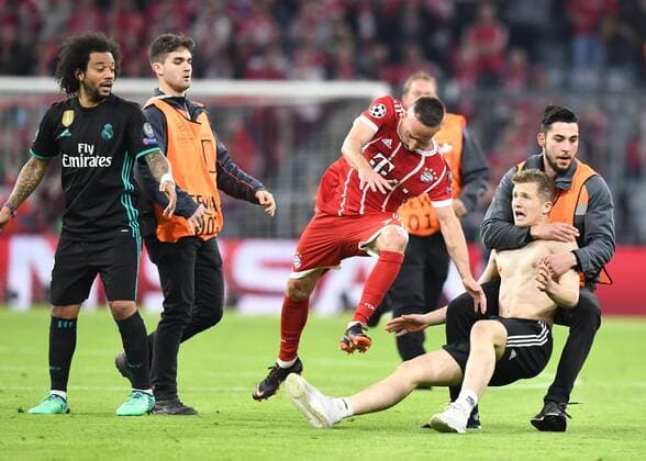 Soccer Mens Season 2017 2018 Champions League Semi-Finals First leg FC Bayern Munich Real Madrid v 1 Marcelo 12 Real Madrid Franck Ribery Bayern Munich Folders and runners after the final whistle 25 04 2018 Copyright: xMatthiasxKochx