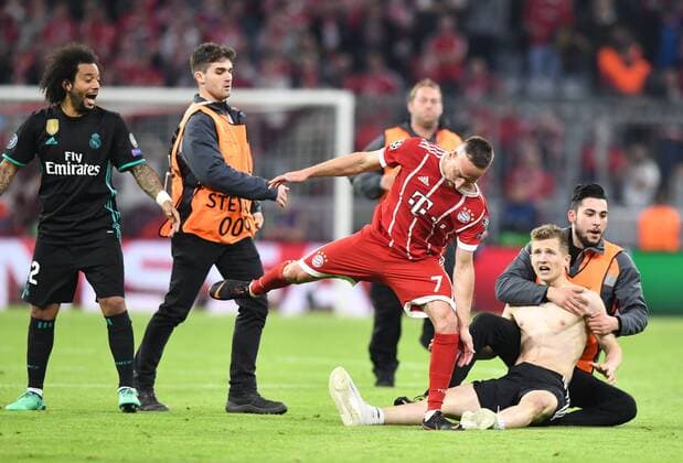 Soccer Mens Season 2017 2018 Champions League Semi-Finals First leg FC Bayern Munich Real Madrid v 1 Marcelo 12 Real Madrid Franck Ribery Bayern Munich Folders and runners after the final whistle 25 04 2018 Copyright: xMatthiasxKochx