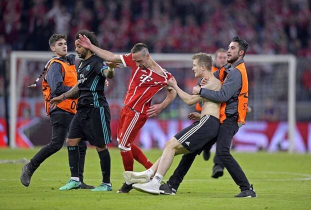 25 04 2018 Football UEFA Champions League 2017 2018 Semifinals First leg Bayern Munich Real Madrid in the Allianz Arena Munich Incredible scenes after the game several Fltzer storm simultaneously the field of one rips Franck Ribery FC Bayern Munich to the ground