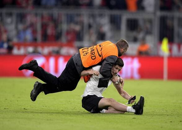 25 04 2018 Football UEFA Champions League 2017 2018 Semifinals First leg FC Bayern München Real Madrid in the Allianzarena Munich Incredible scenes after the game several Fltzer storm at the same time the field