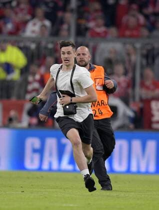 25 04 2018 Football UEFA Champions League 2017 2018 Semifinals First leg FC Bayern München Real Madrid in the Allianzarena Munich Incredible scenes after the game several Fltzer storm at the same time the field