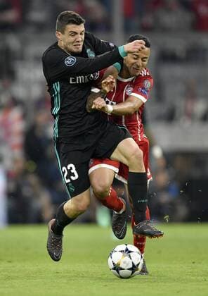 Match Foul Thiago Alcantara FC Bayern Munich vs. Mateo Kovacic Real Madrid FC Bayern Munich FCB Real Madrid CF UEFA Champions League CL Semi-Finals First Game Match 1 Season 2017 2018 Munich Allianz Arena 25 04 2018 FC Bayern Munich FCB vs Real Madrid CF