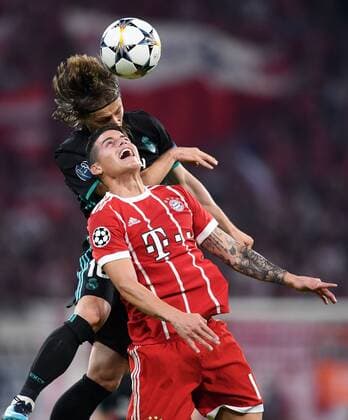 FOOTBALL CHAMPIONS LEAGUE SEASON 2017 2018 SEMI-FINAL GAME FC Bayern Muenchen Real Madrid 25 04 2018 James Rodriguez FC Bayern Muenchen ahead of James Rodriguez Real Madrid Muenchen